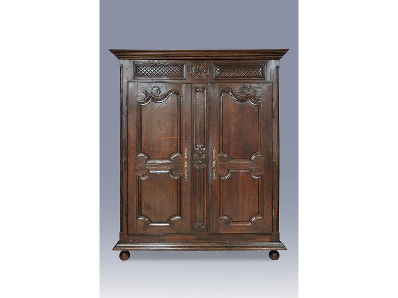 ARMOIRE en noyer et chêne ciré ouvrant à...