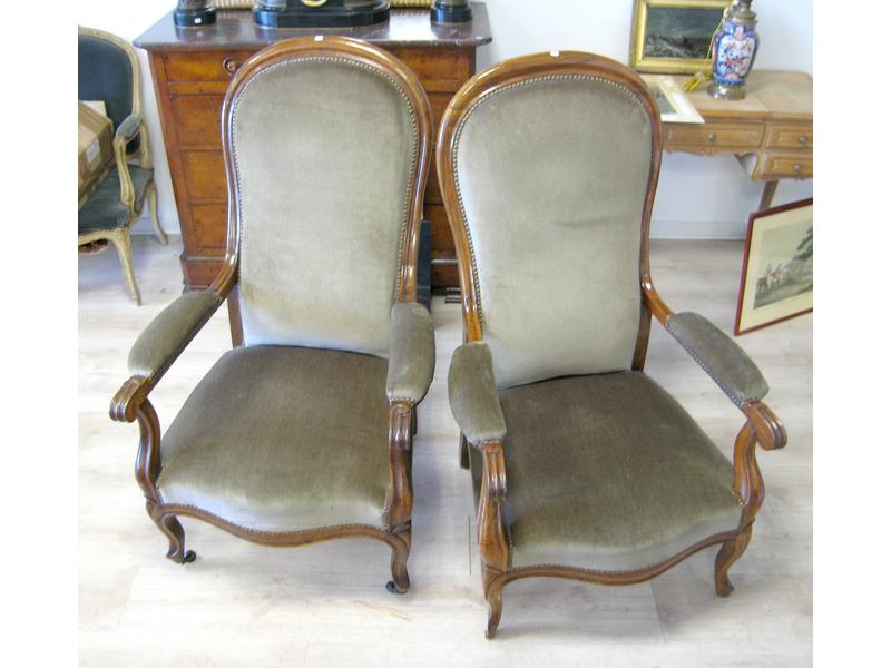 DEUX FAUTEUILS VOLTAIRE en noyer mouluré...