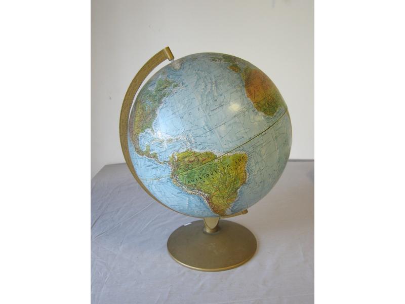GLOBE terrestre sur piétement en laiton,...