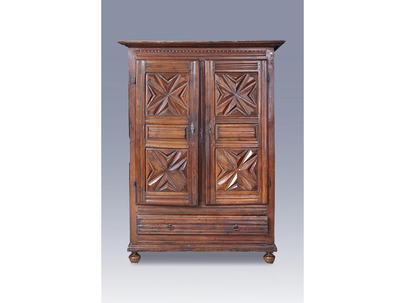 ARMOIRE en noyer mouluré et sculpté ouvrant...