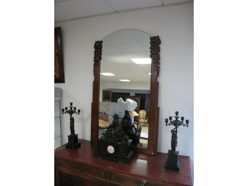 GRAND MIROIR cintré dans un cadre en noyer...