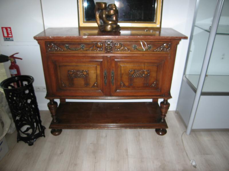PETIT BUFFET DRESSOIR en noyer mouluré et...