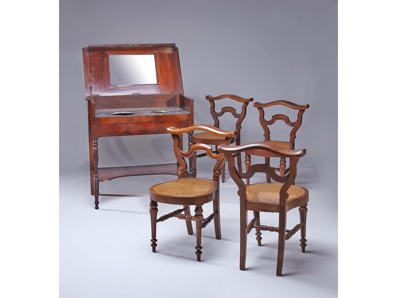 CINQ CHAISES PONTEUSES en bois fruitier,...