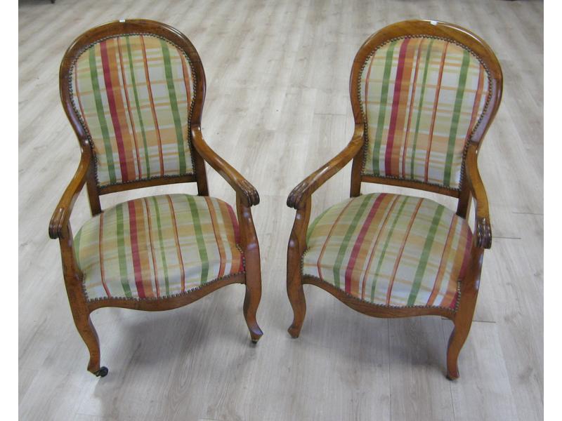 PAIRE DE FAUTEUILS à haut dossier en bois...