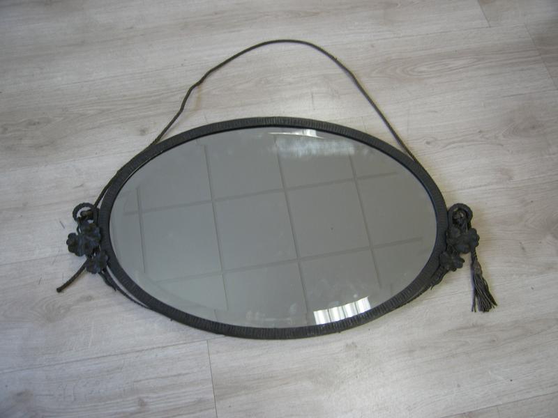 MIROIR ovale en fer forgé à décor en appliques...