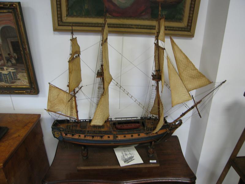 MAQUETTE DE NAVIRE de guerre en bois peint,...