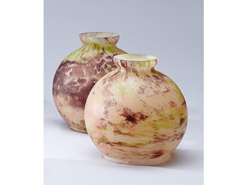 PAIRE DE VASES BOULES en pâte de verre. Vers...