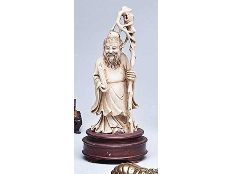 CHINE, ivoire sculpté figurant un sage avec...