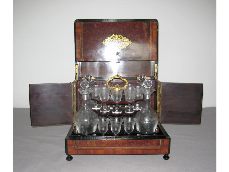 CAVE A LIQUEUR en bois de placage, incrustation...