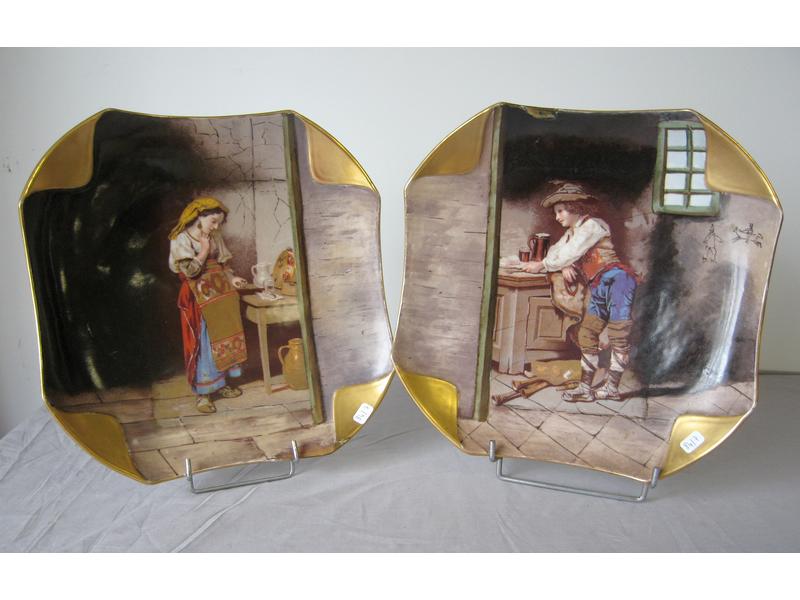 DEUX ASSIETTES décoratives en porcelaine...