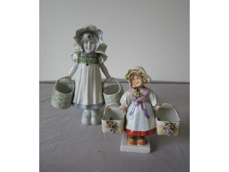 DEUX SALIERES figurant "deux jeunes filles...