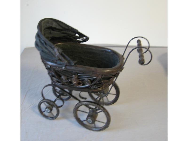 PETIT LANDAU DE POUPEE en osier et tissu...