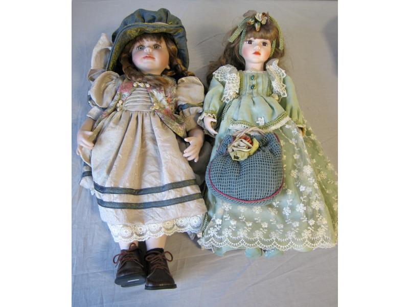 DEUX POUPEES têtes et membres en porcelaine,...