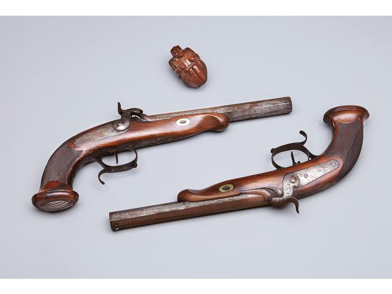 PAIRE DE PISTOLETS d'officier à percussi...