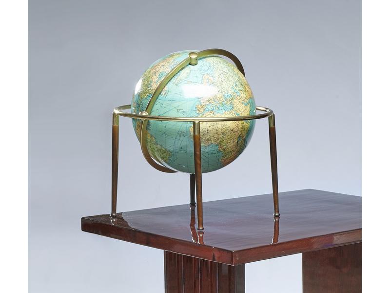 MAPPEMONDE sur un pietement en bronze et...