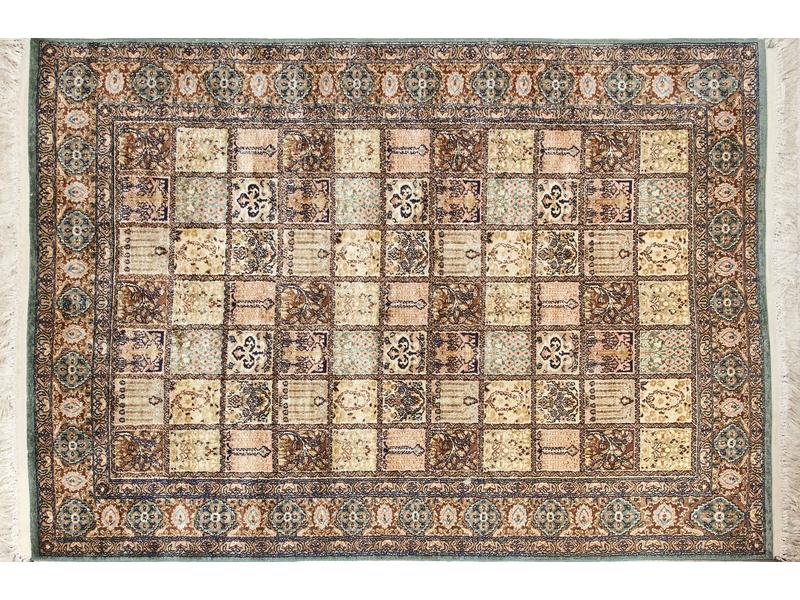 TAPIS rectangulaire en laine et soie à décor...