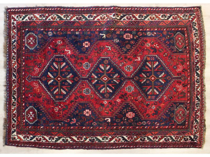 TAPIS rectangulaire en laine à décor de trois...