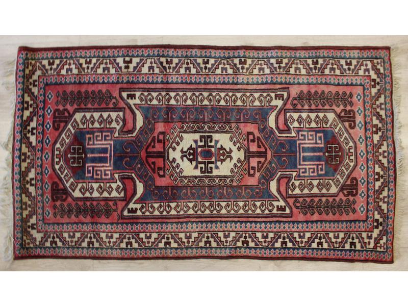PETIT TAPIS galerie en laine à décor géométrique...