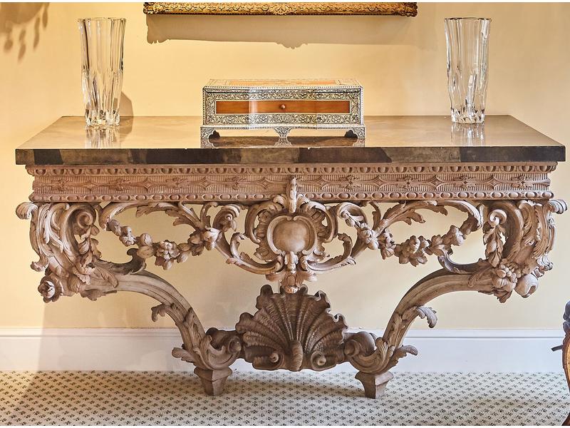 SPECTACULAIRE CONSOLE en bois richement sculpté...