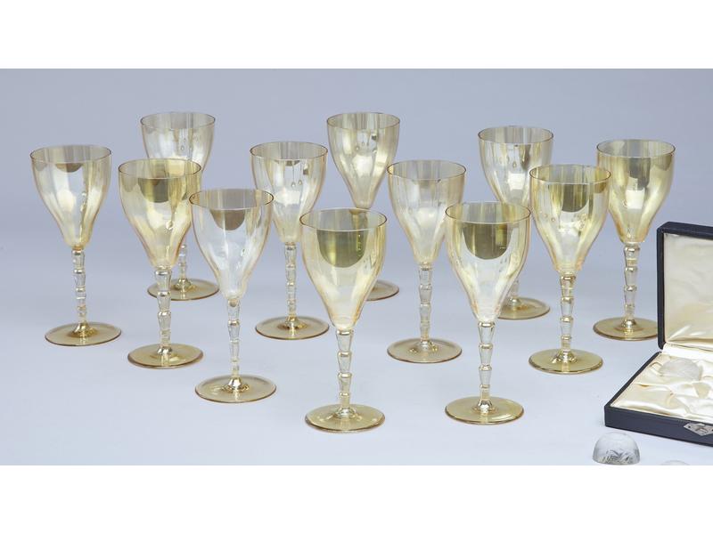 SERVICE DE DOUZE VERRES à pieds en verre...