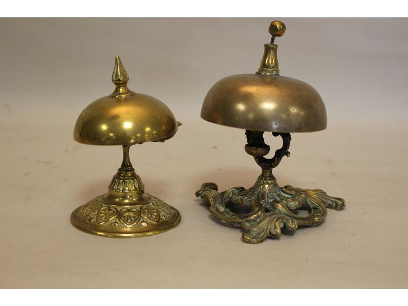 DEUX TIMBRES D'HOTEL en bronze et laiton,...