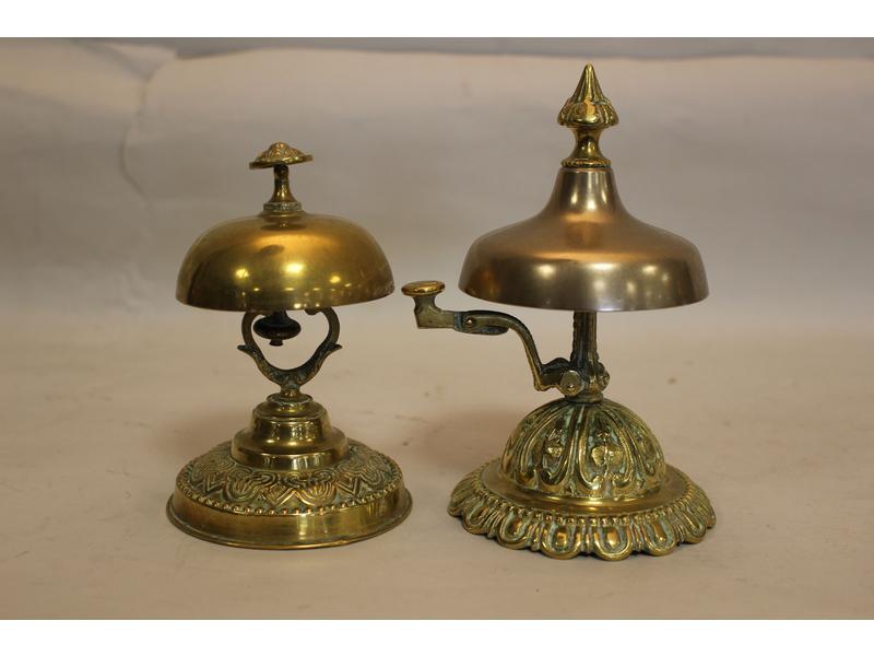 DEUX TIMBRES D'HOTEL en bronze et laiton,...