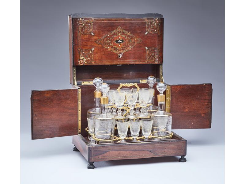 CAVE A LIQUEUR en bois de placage de palissandre,...