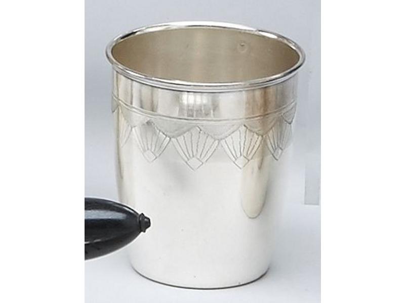 TIMBALE en argent uni à décor d'une frise...