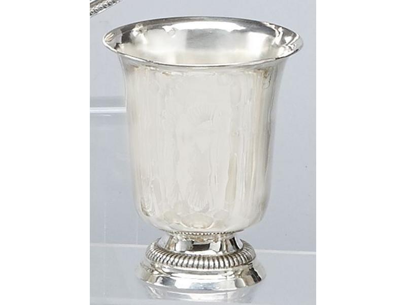 TIMBALE sur piédouche en argent uni à décor...
