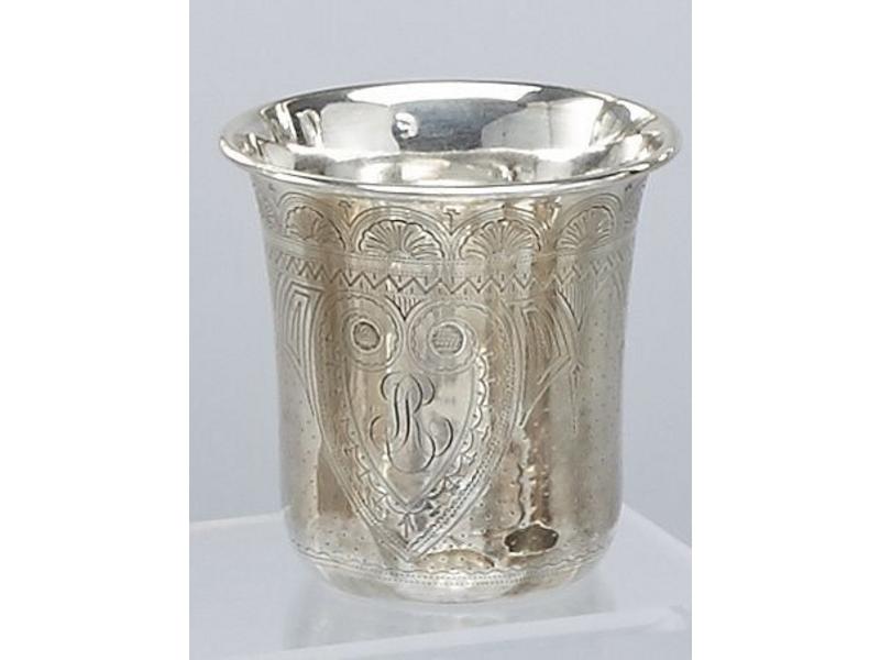 TIMBALE en argent guilloché à décor d'un...