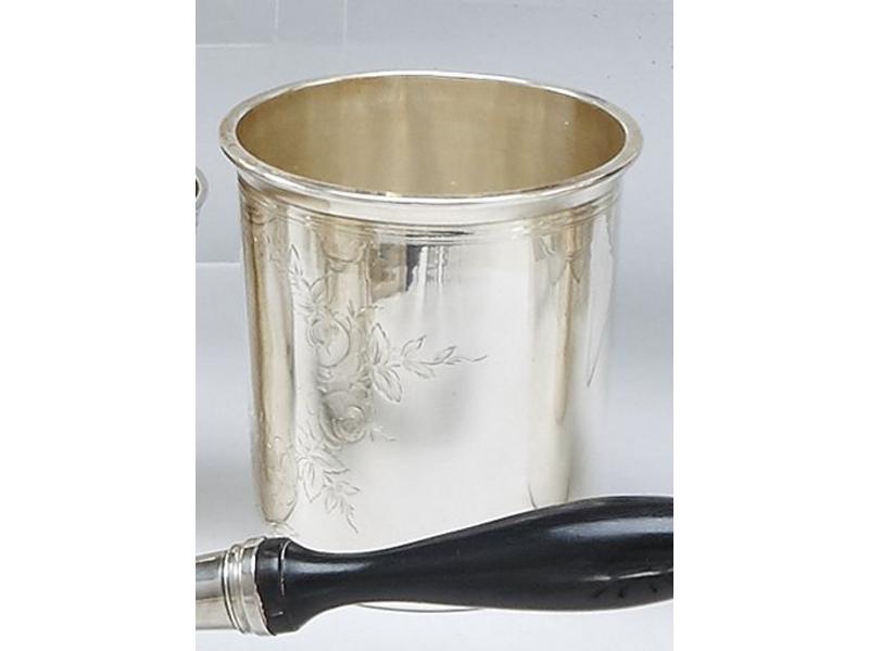 GRANDE TIMBALE en argent uni à décor gravé...