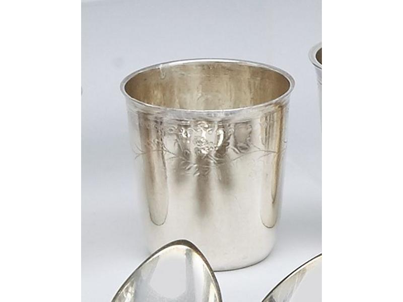 TIMBALE en argent uni à décor d'une frise...