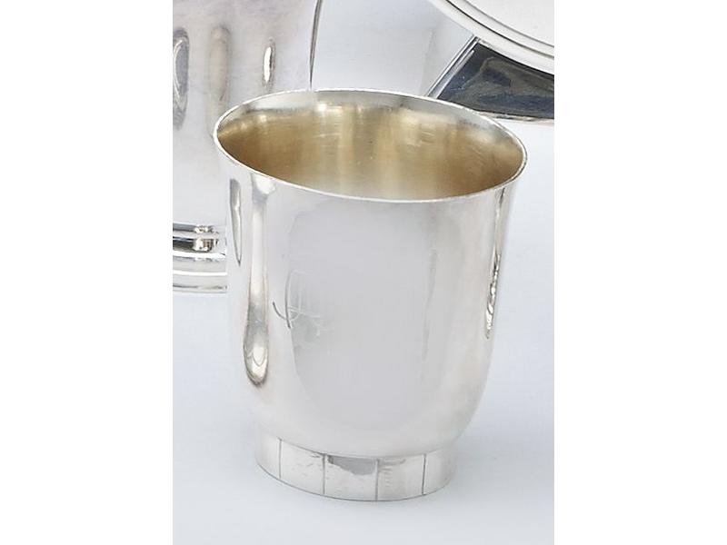 TIMBALE en argent uni sur piédouche à rayures,...