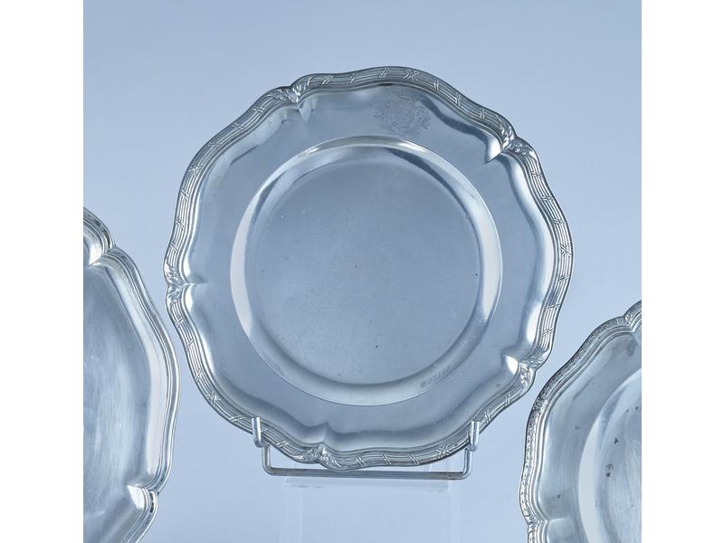ASSIETTE en argent, la bordure à moulures...