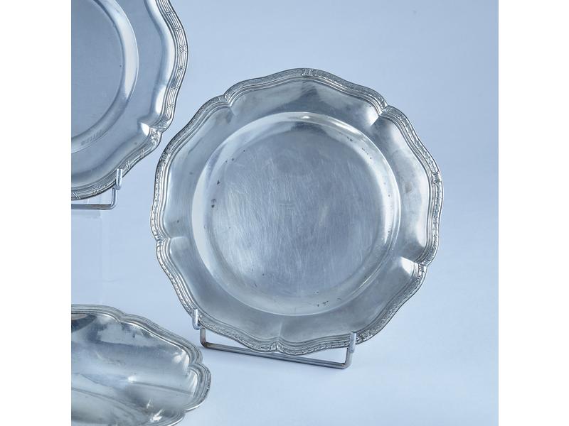 ASSIETTE en argent, la bordure à contours...