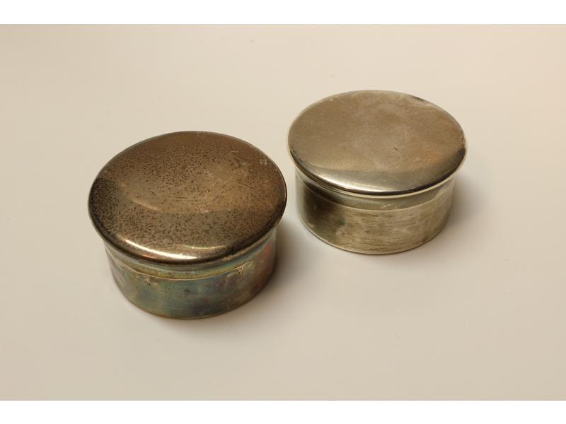 DEUX PETITS POTS cylindriques couverts en...