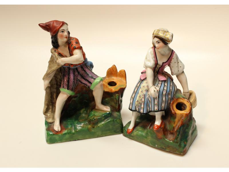 PAIRE DE PETITS PORTE-PLUME en porcelaine...
