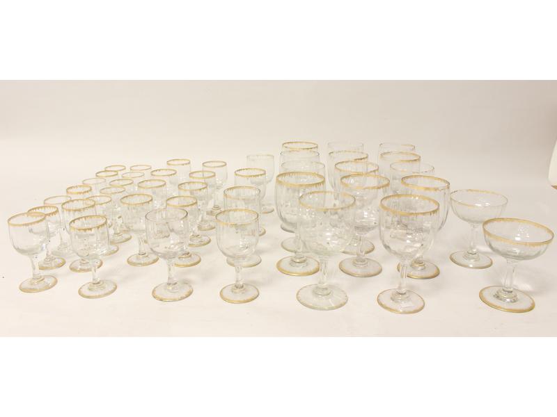 PARTIE DE SERVICE DE VERRES à pied en verre,...