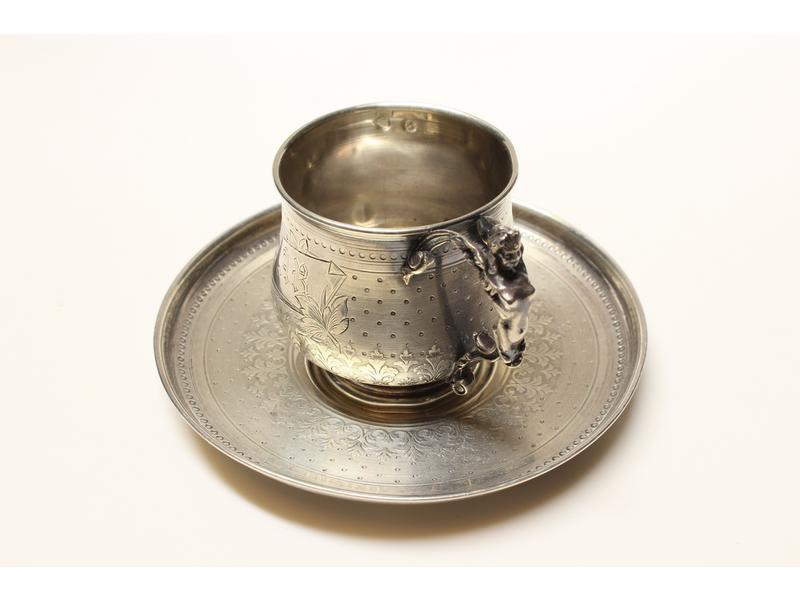 TASSE ET SOUS-TASSE en argent guilloché et...
