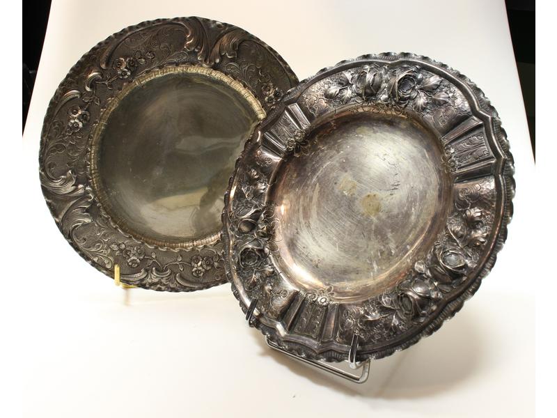 PETITE ASSIETTE en argent ciselé au repoussé,...