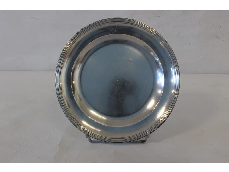 PLAT rond en argent à bordure filetée, chiffré...