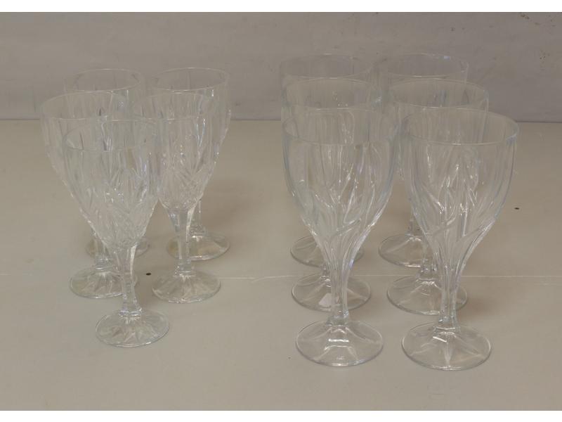 SUITE DE SIX VERRES A PIED en cristal modèle...