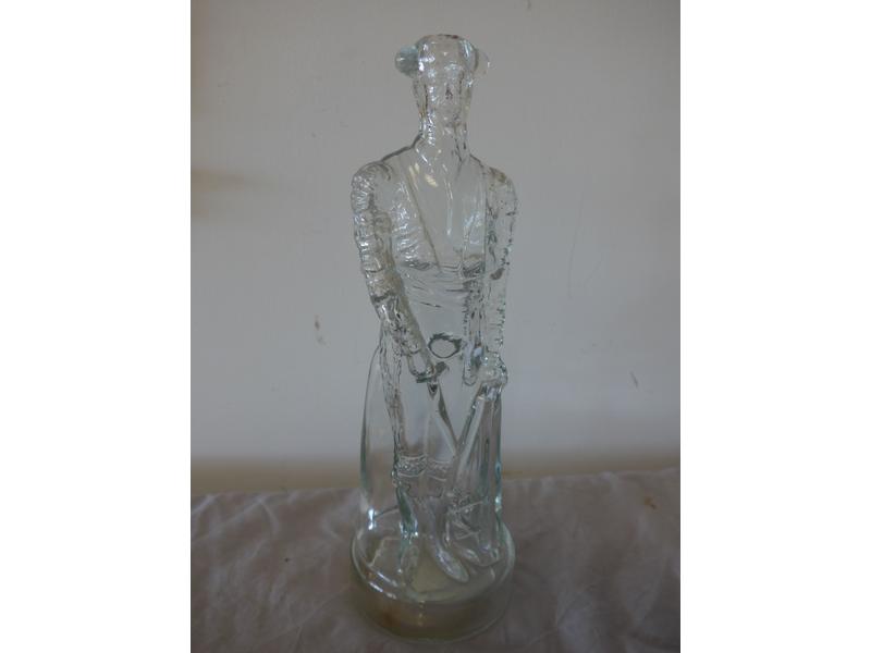 BOUTEILLE en verre moulé représentant un...