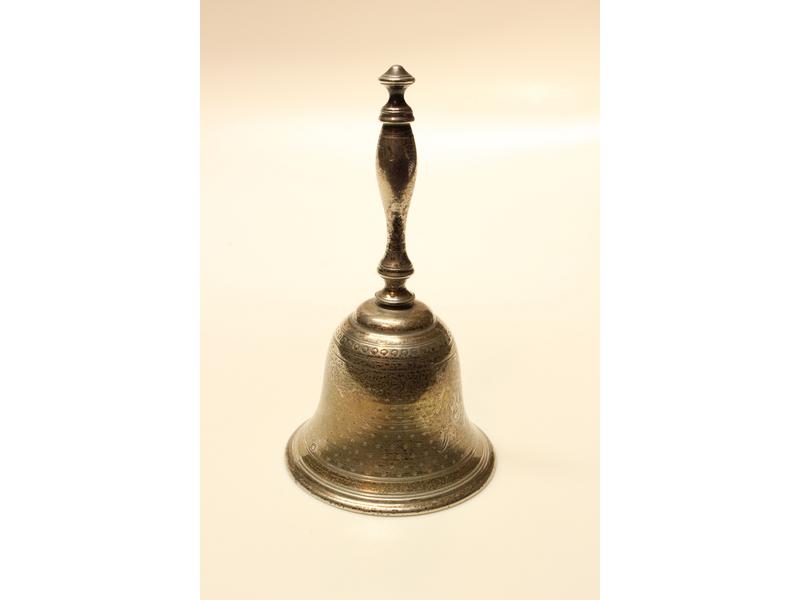 PETITE CLOCHE DE TABLE en argent guilloc...