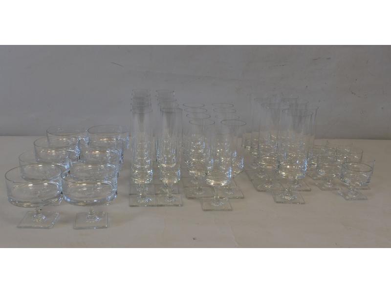 PARTIE DE SERVICE DE VERRES à pied en carré,...