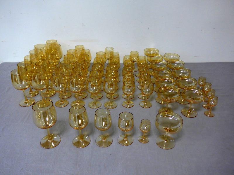 SERVICE DE VERRES à pied en cristal fumé...