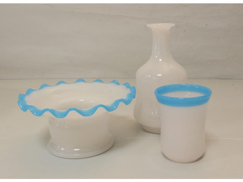 BOUTEILLE en opaline blanche et sa coupe...