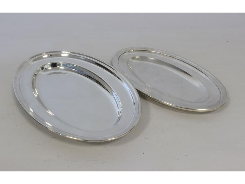 DEUX PLATS ovales en métal argenté.