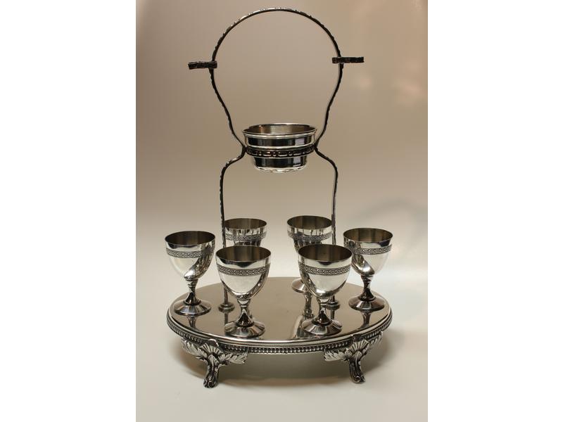 OEUFRIER ou présentoir ovale à six coquetiers...