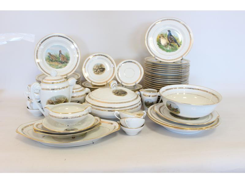 PARTIE DE SERVICE DE TABLE en porcelaine...